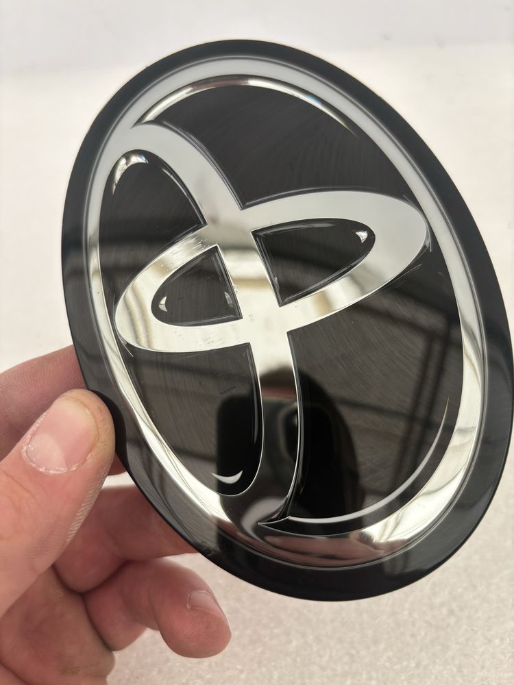 Toyota Corolla E21 sedan emblemat znaczek logo przód pod radar grilla