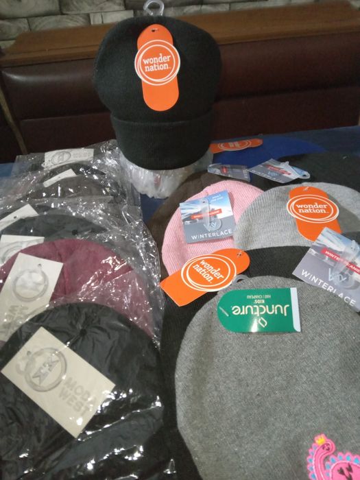 Шапки по 50 грн шт .