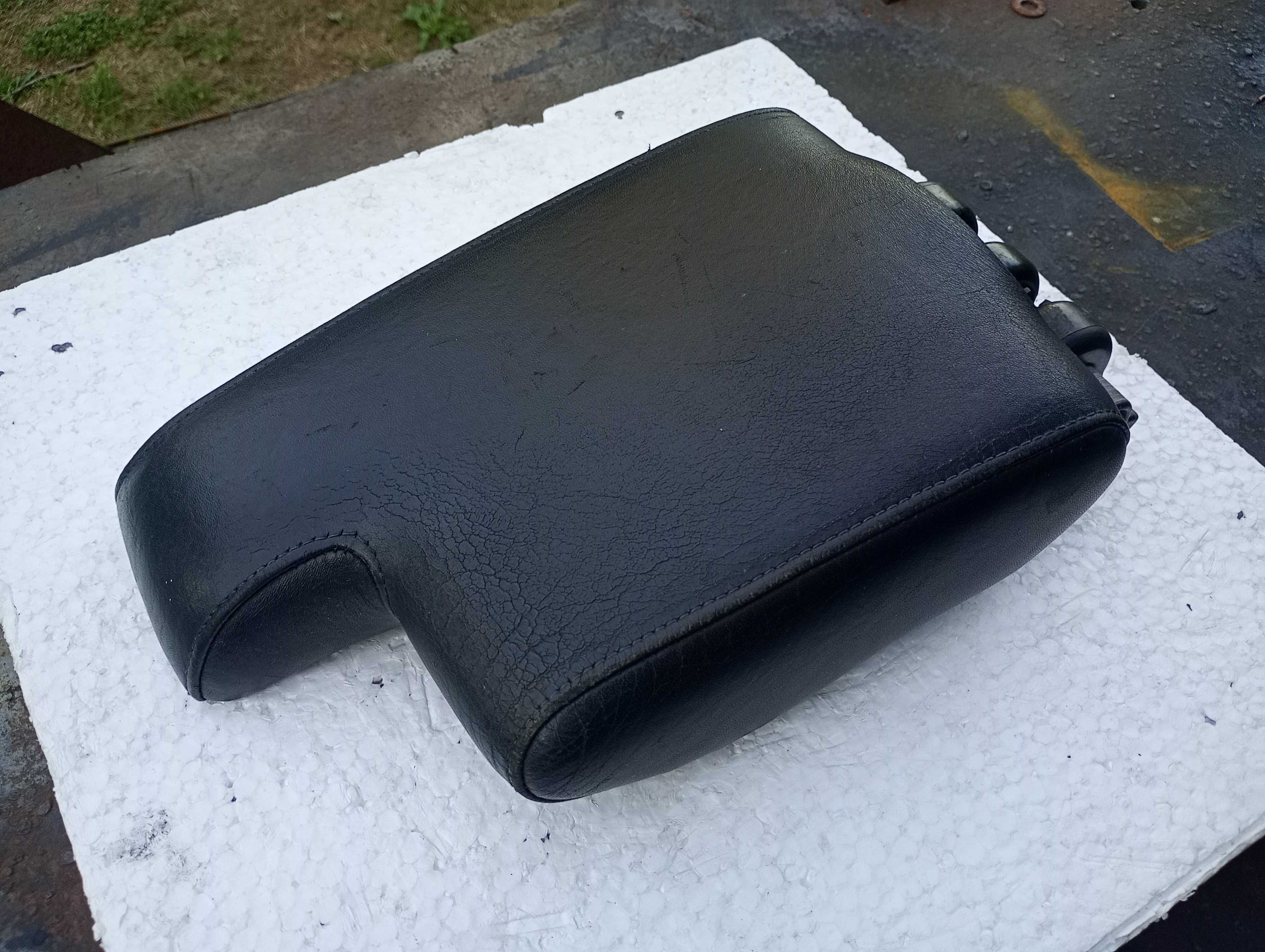 Tunel pod podłokietnik BMW E36 Cabrio (wersja pod cupholder/telefon)