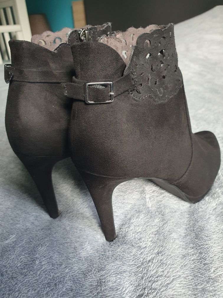 Buty zamszowe botki za kostkę szpilki czarne ażurowe Tamaris r. 38