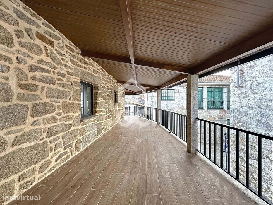 Moradia em Pedra Remodelada – Tranquilidade a Minutos de Chaves