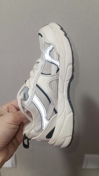 Продам кроссовкт Zara  и Rockport