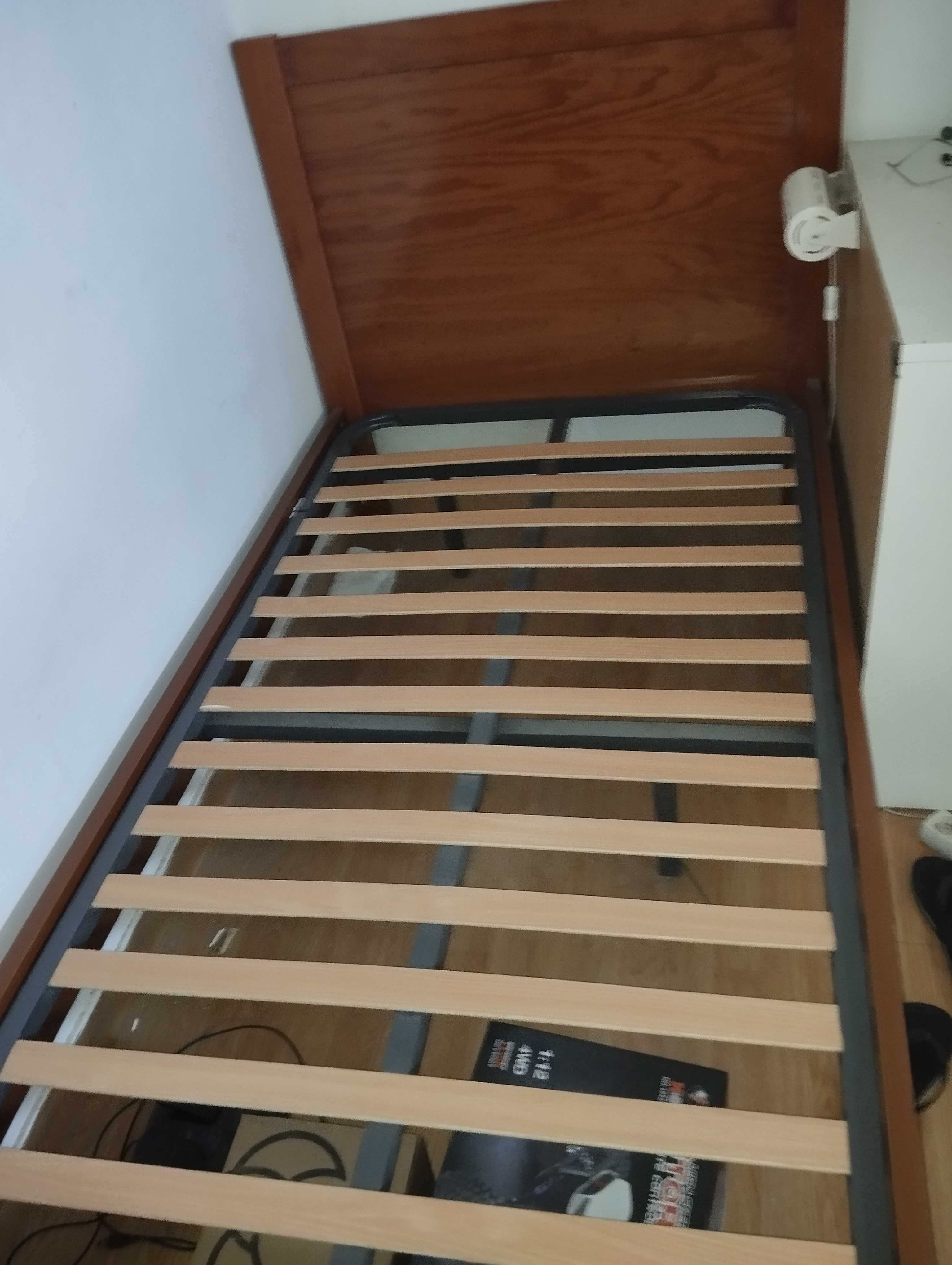 Cama de madeira em bom estado