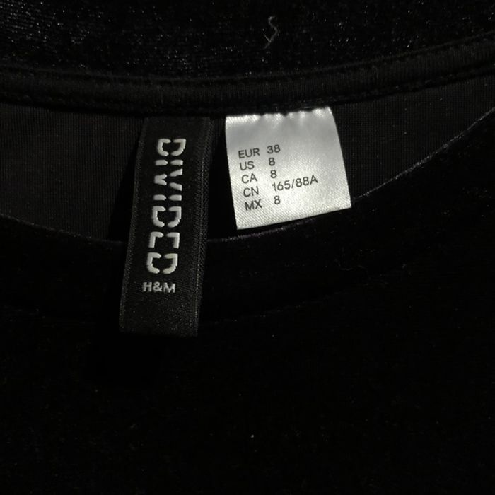 Czarna sukienka welurowa z haftami H&M Divided [38]