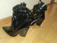 Botins brilhantes, enrugados