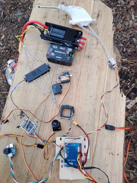 Комплектуючі до FPV дрона.