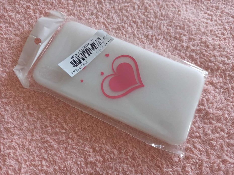 Мягкий и прозрачный силиконовый чехол в сердеца на iPhone XS