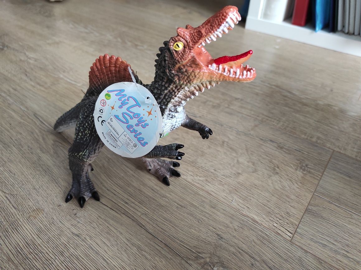 Dinozaur z dźwiękiem 23 cm wysokości