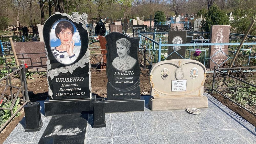 памятники,гранитные комплексы, плитка,оградки ,