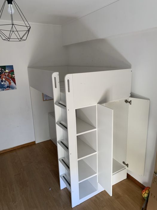 Beliche/Cama alta Ikea com secretaria, estante, armario e gavetas