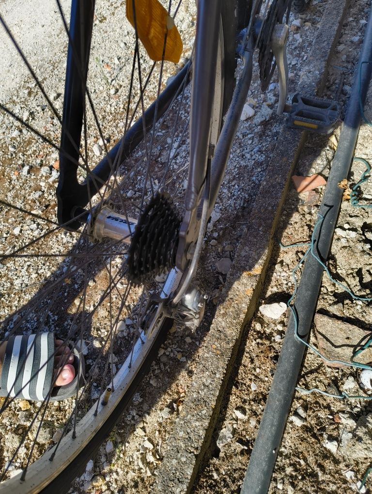 Bicicleta de passeio com alguns a fazeres