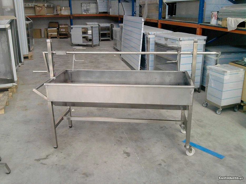 Assador de porco no espeto