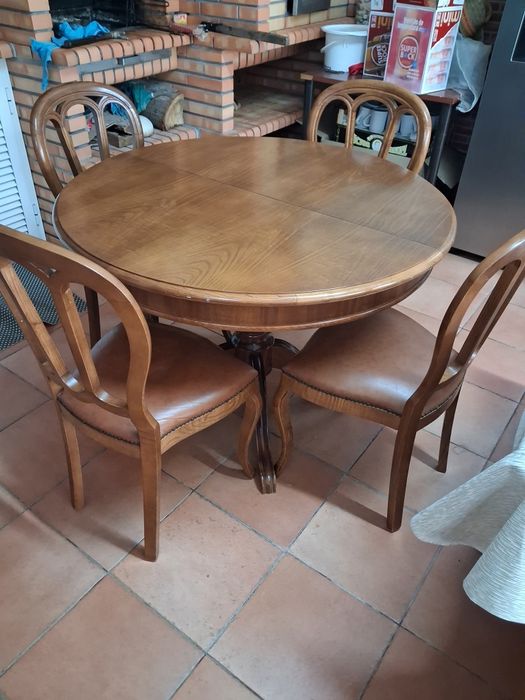 Mesa com 4 cadeiras