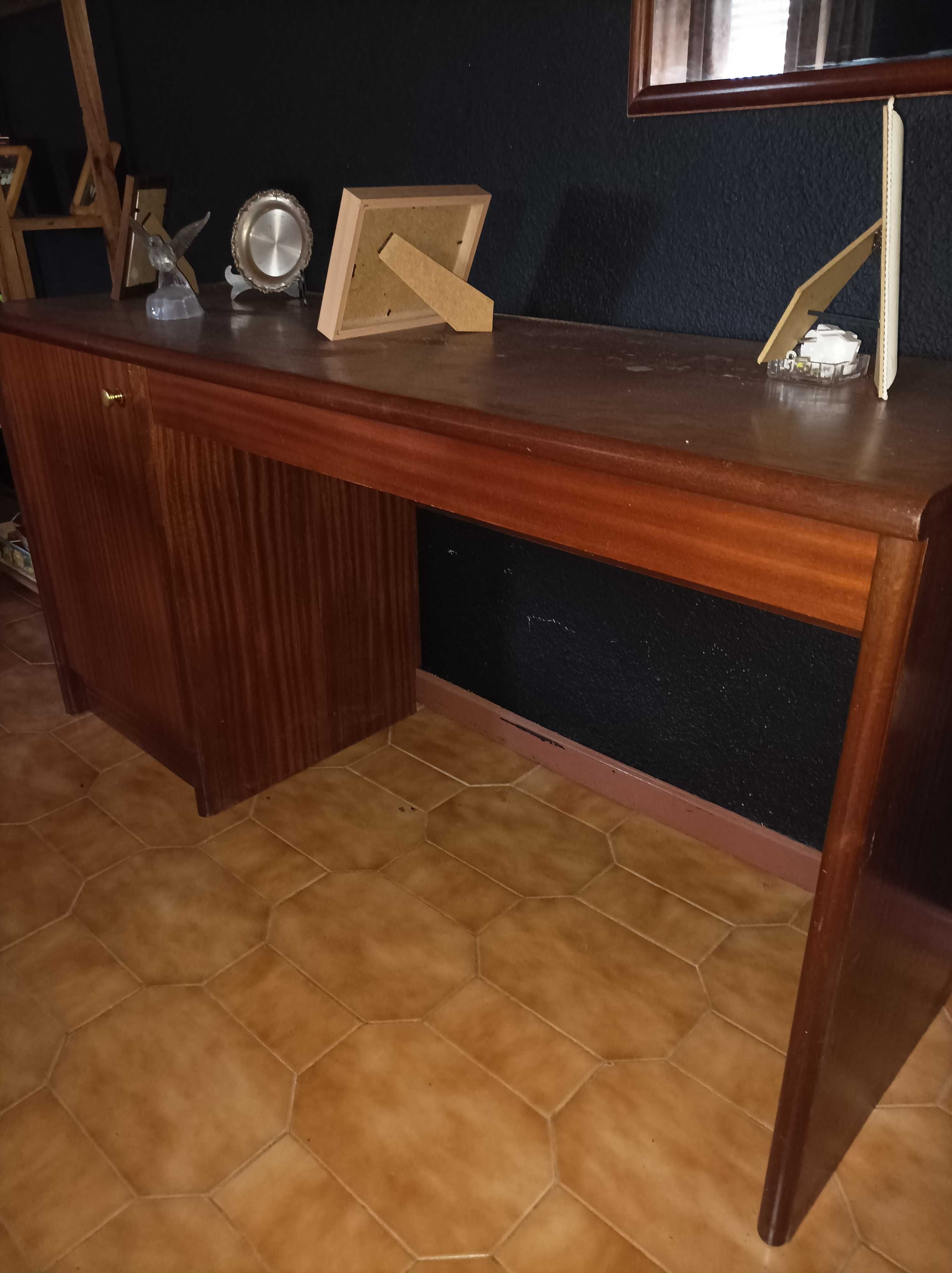 Secretaria em madeira