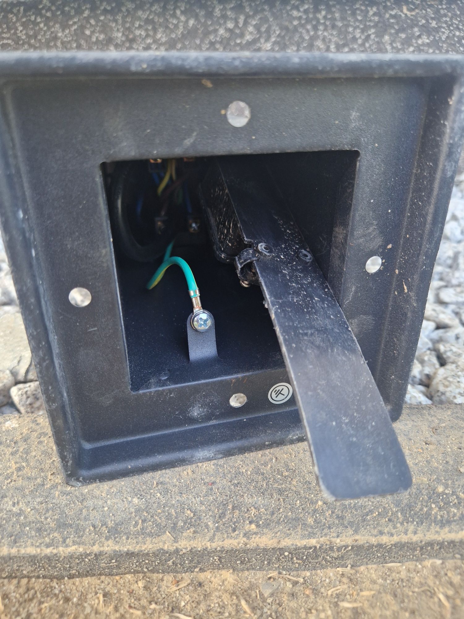 Ogrodowy zewnetrzny słupek gniazdo  elektryczne