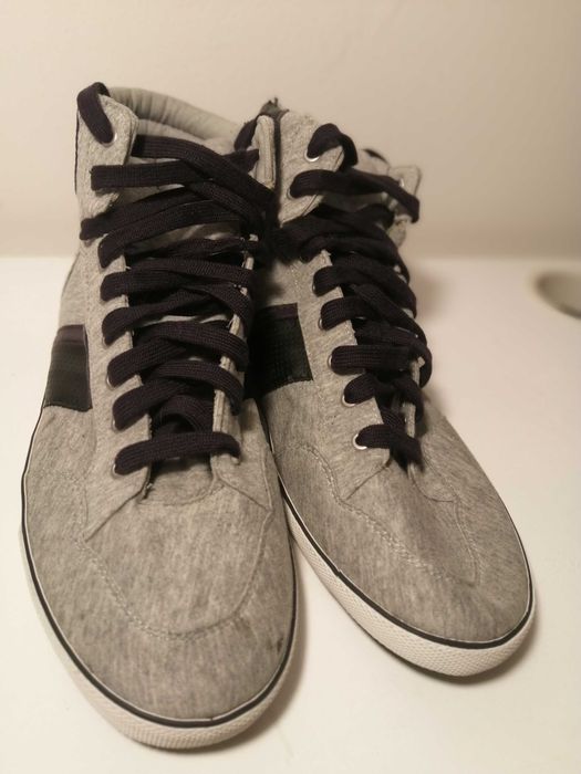 Ténis, Bota e cano longo cinza