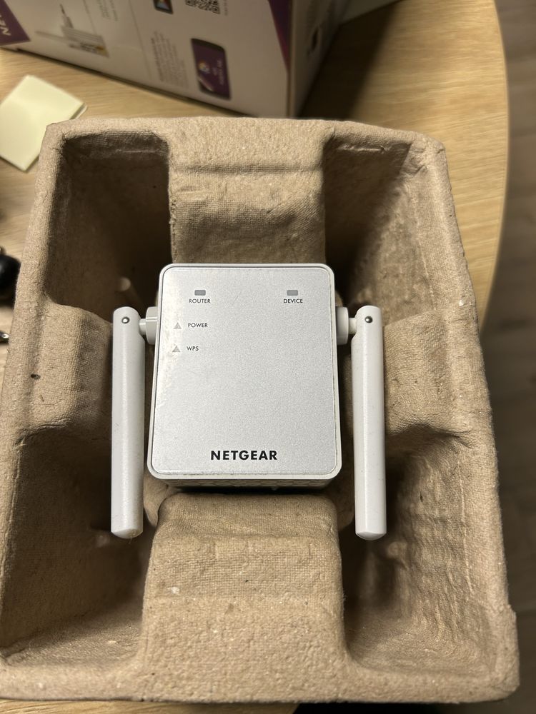 Wzmacniacz sygnału Netgear EX3700