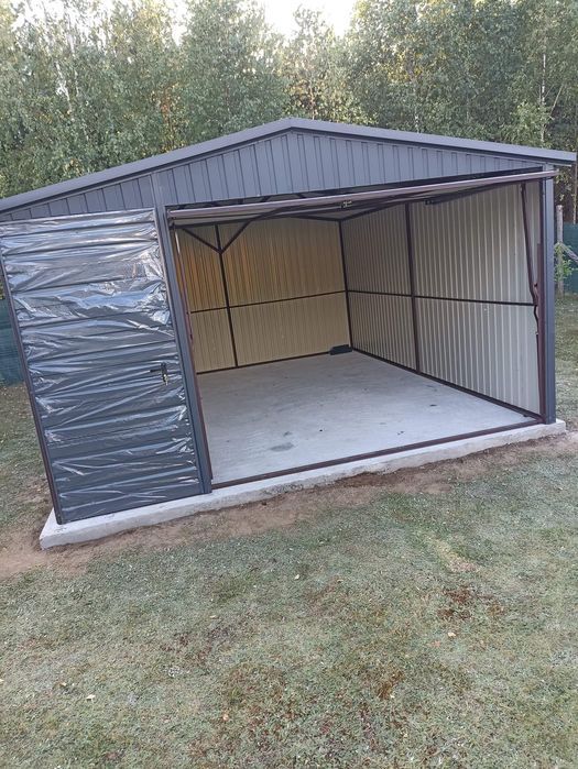 Garaż blaszany pojedynczy 4x5m - Dach dwuspadowy, Brama uchylna, Grafi