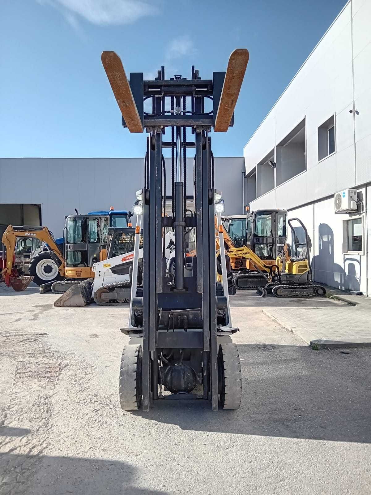 Empilhador diesel Nissan Unicarriers 25d mastro triplex 4.70m  2500kg