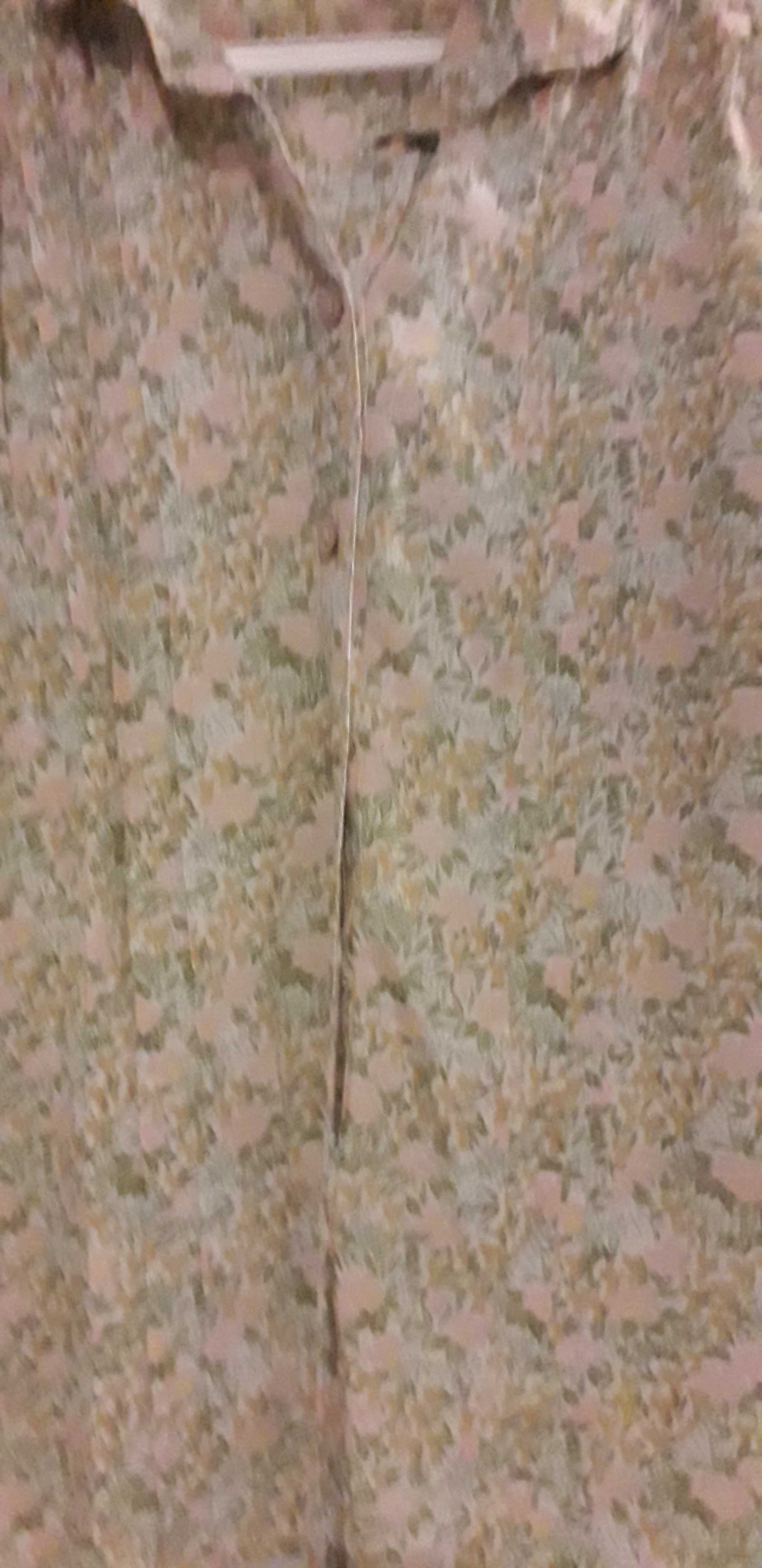 Fato Saia e blusa de manga comprimida, em Flores verde água e rosa