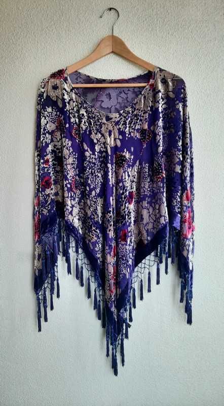 Poncho roxo com franjas de missangas e bordado com lantejoulas