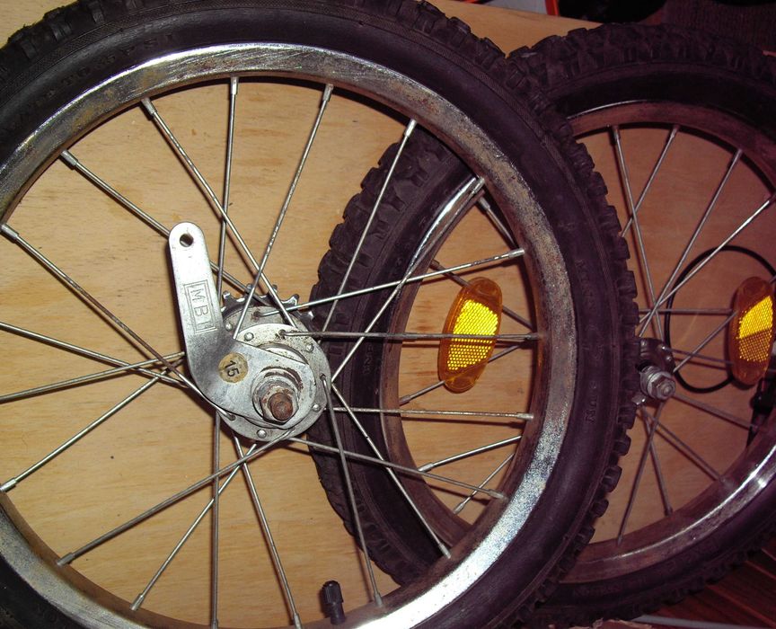 два велосипедних колеса, для  невеликого велосипеда