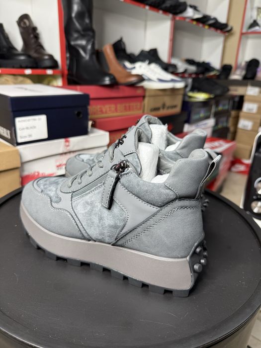 Зимові кросівки в нереально красивому кольорі від виробника Lonza