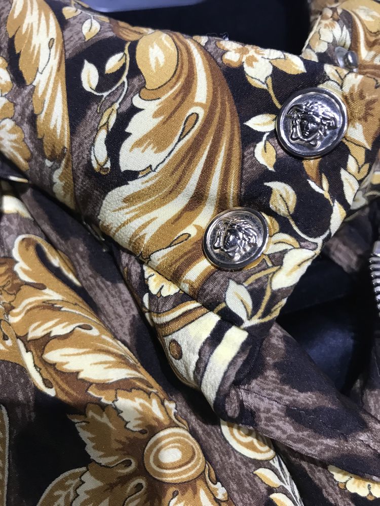 Куртка Versace очень красивая
