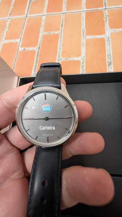 Smartwatch híbrido. Garmin vívomove Luxe