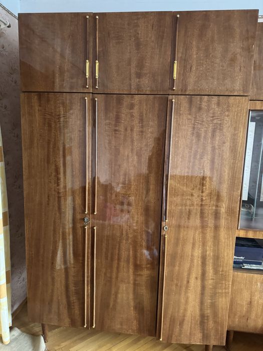 Меблева стінка, шафа в кімнату