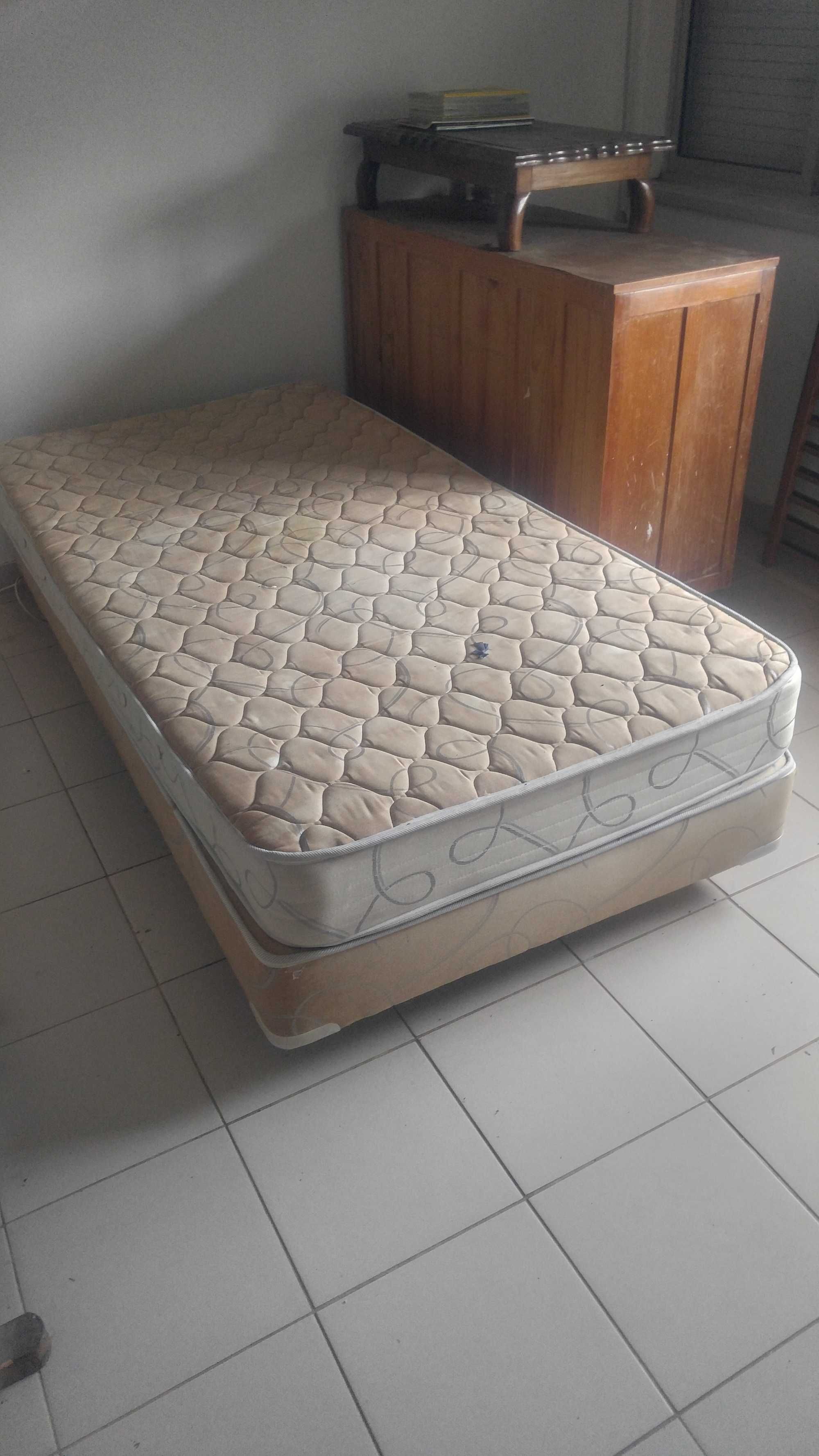 Vendo mobilia usada (cama, colchão, armário, estantes, fogão