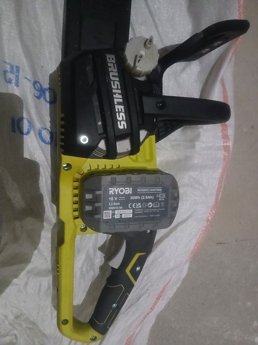 Vendo motoserra eléctrica ( eletrosserra ) s/ carregador a trabalhar