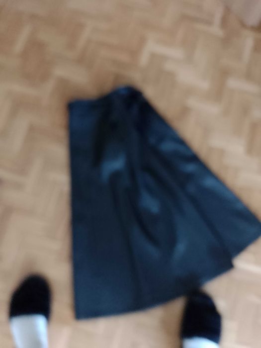 Spódnica z skóry ekologicznej.