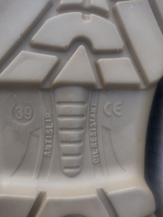 Рабочие ботинки с железным носком