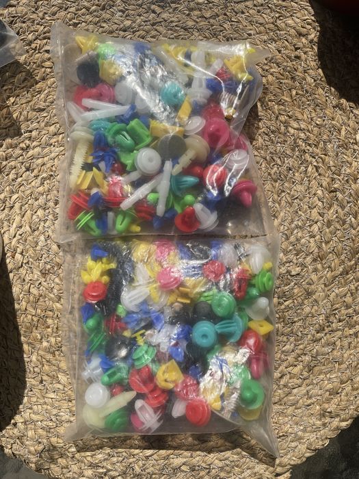 Кріпильні елементи защелки клипсы пистони соединителіЕлементиКріплення