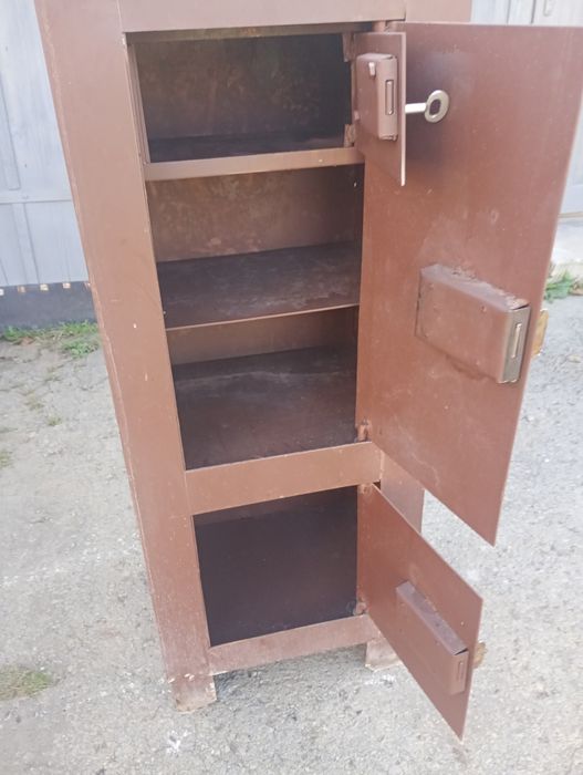 Продам б/у сейф з ключами