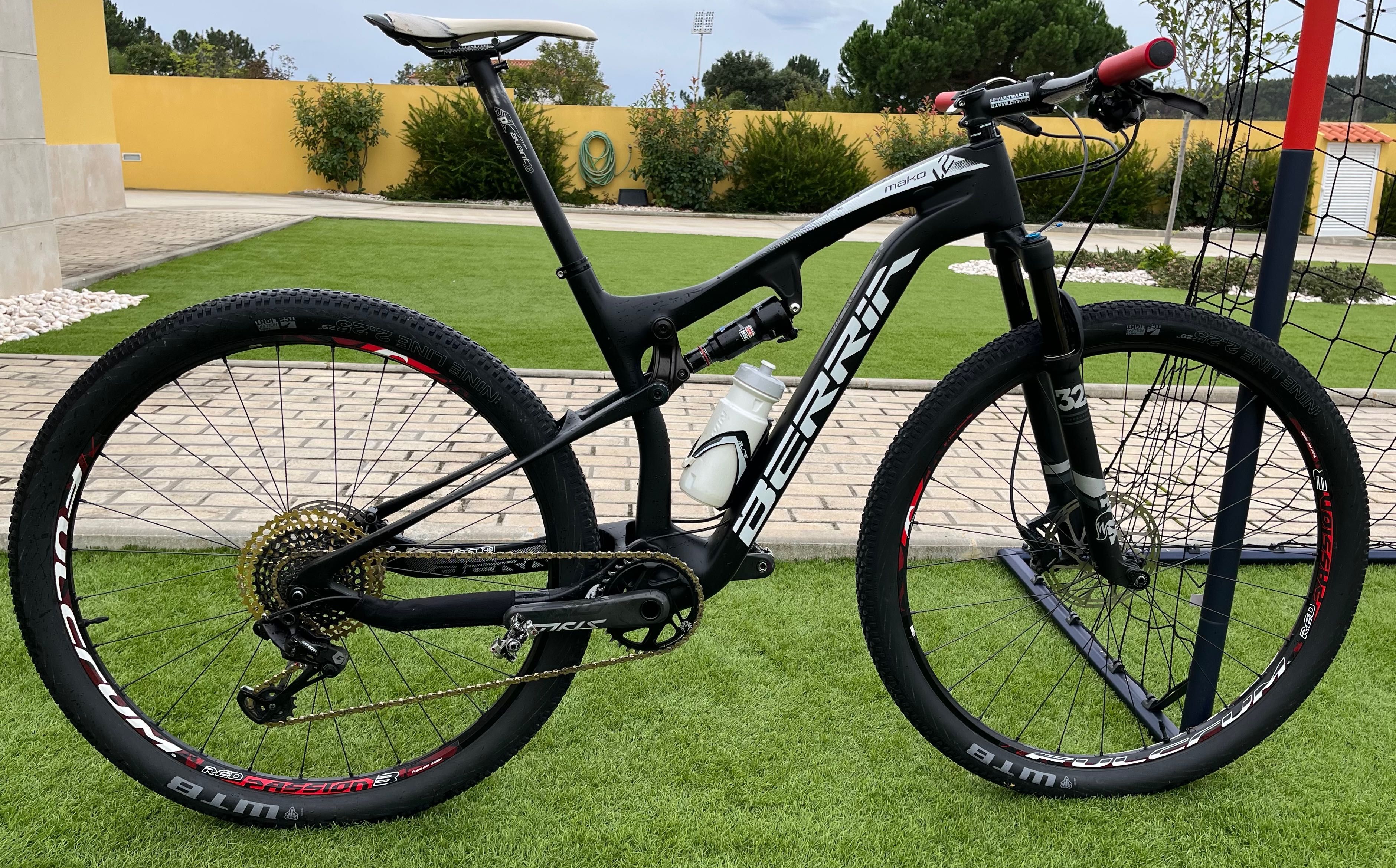 BTT BERRIA Mako Pro - 10,9 kg (Tam. 1.70-1,85)