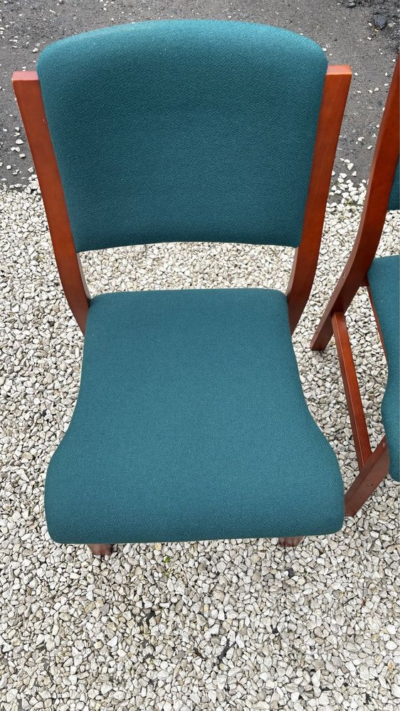 Krzesła drewnianie z turkusowym obiciem