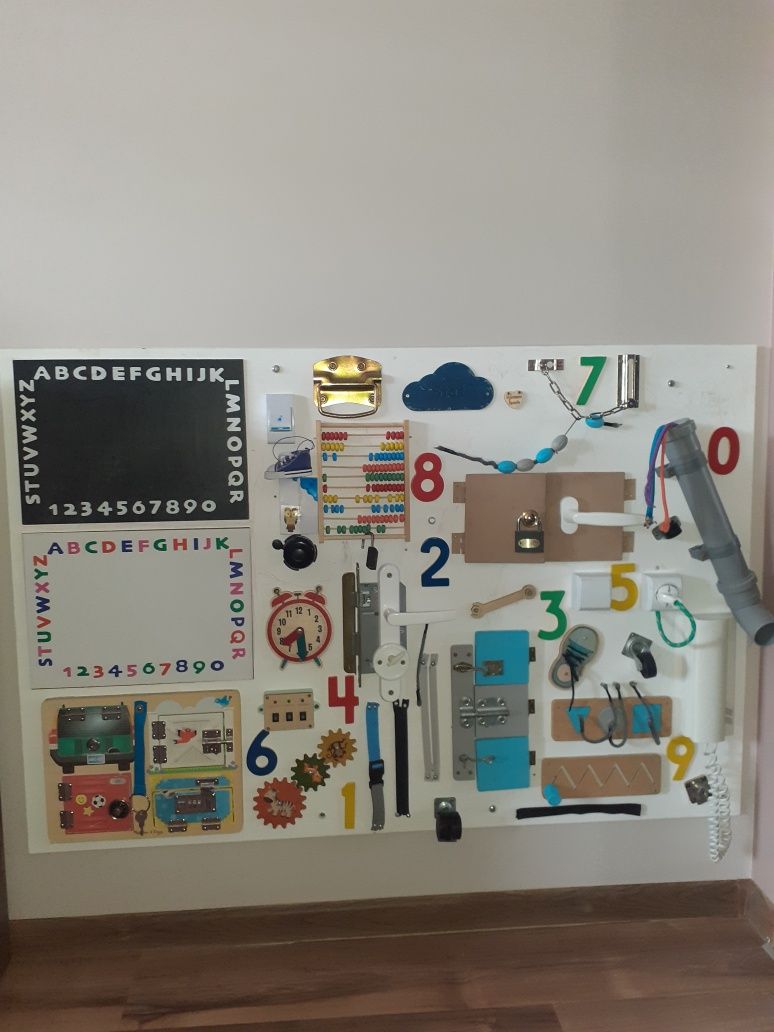 Ogromna tablica manipulacyjna edukacyjna na ścianę