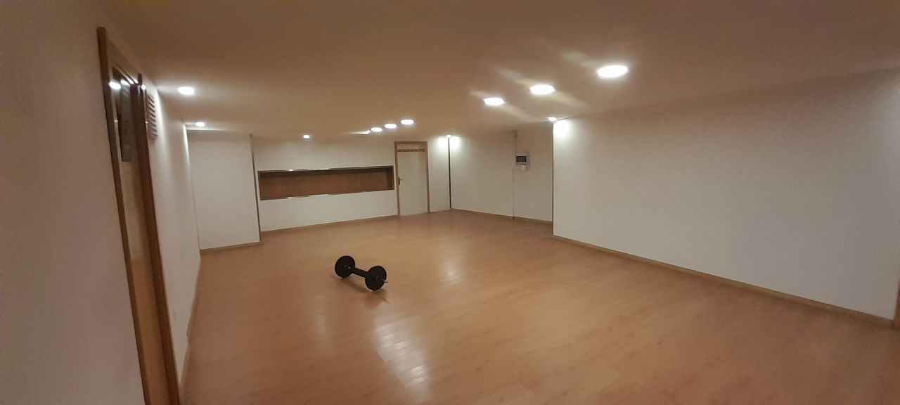 Alugo espaço com +/- 50m²