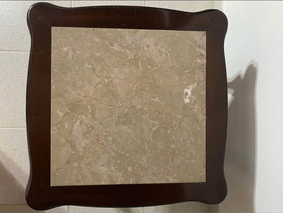 Mesa de madeira e mármore