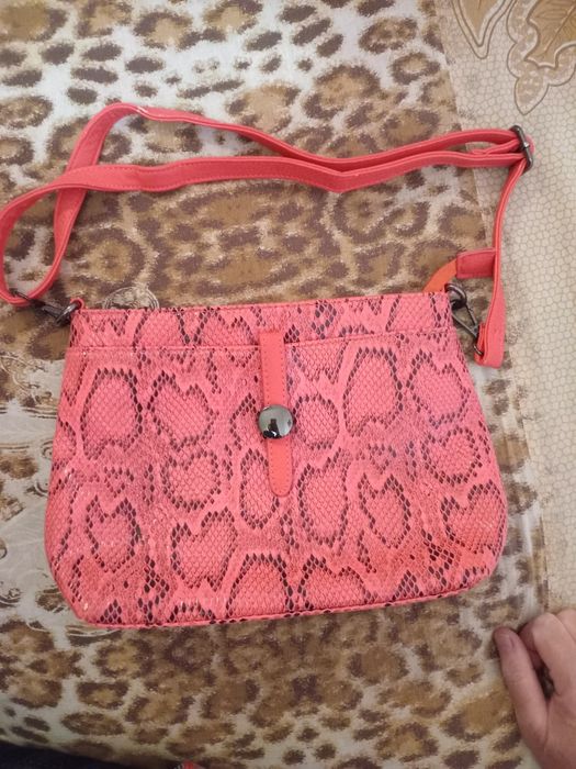 Жіноча сумочка з довгою ручкою