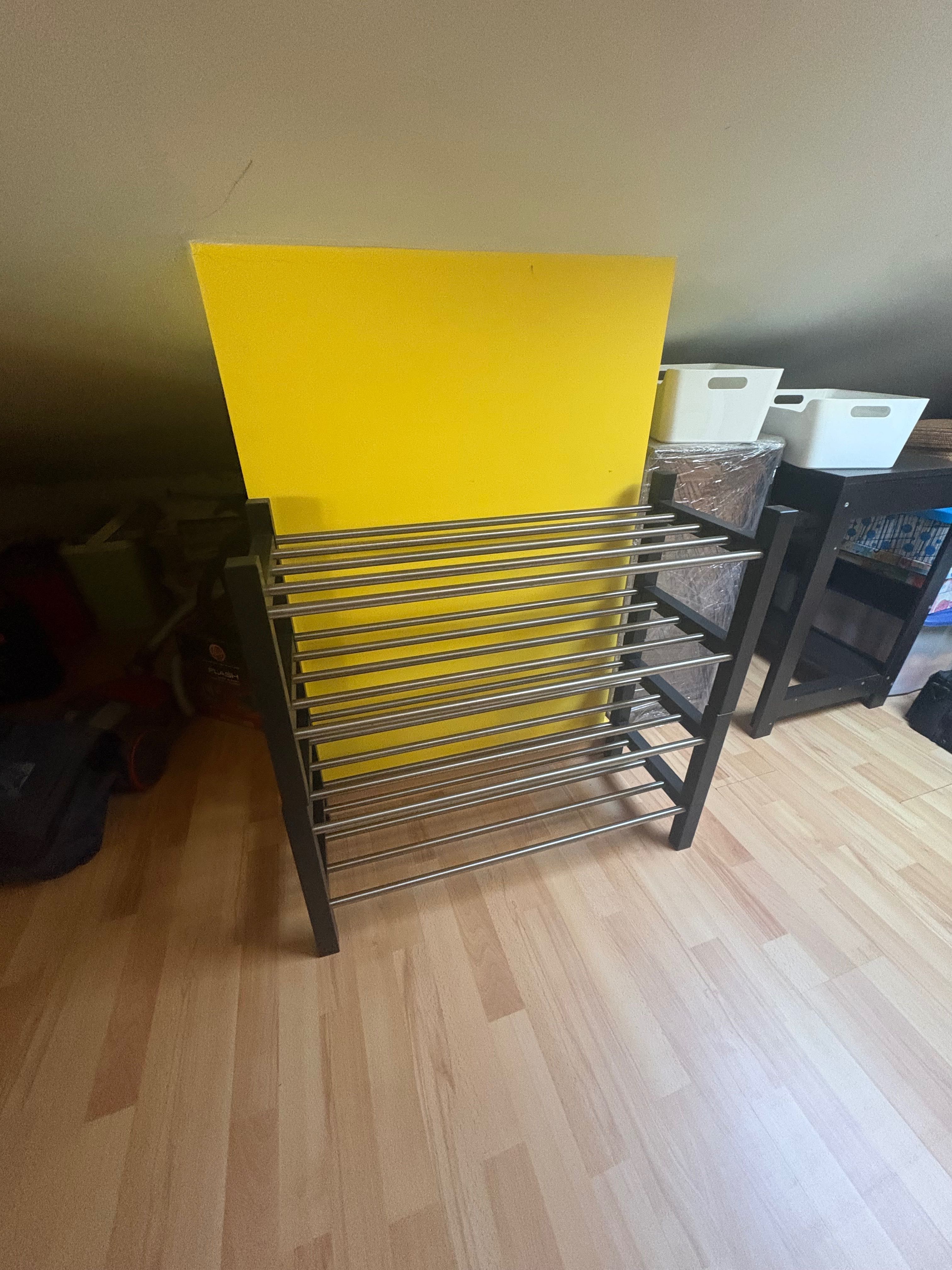 Sapateira em racks metálicos. 2 unidades
