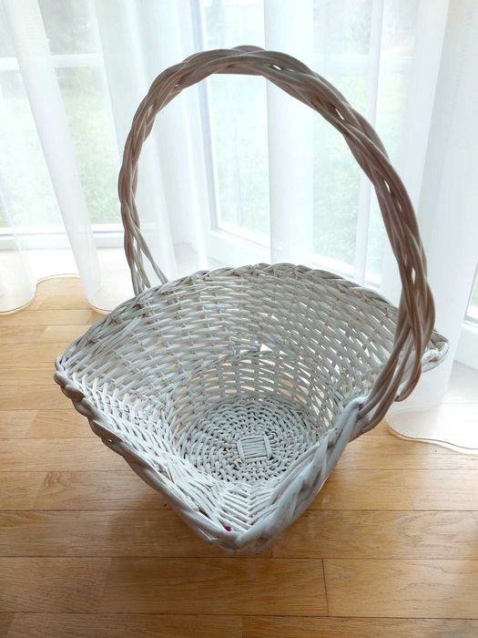 biały duży kosz wiklinowy kwadratowy dekoracyjny