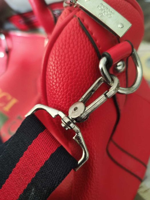 Czerwona torebka kuferek