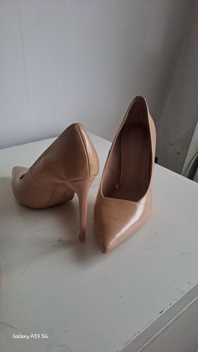 Sapato alto beje