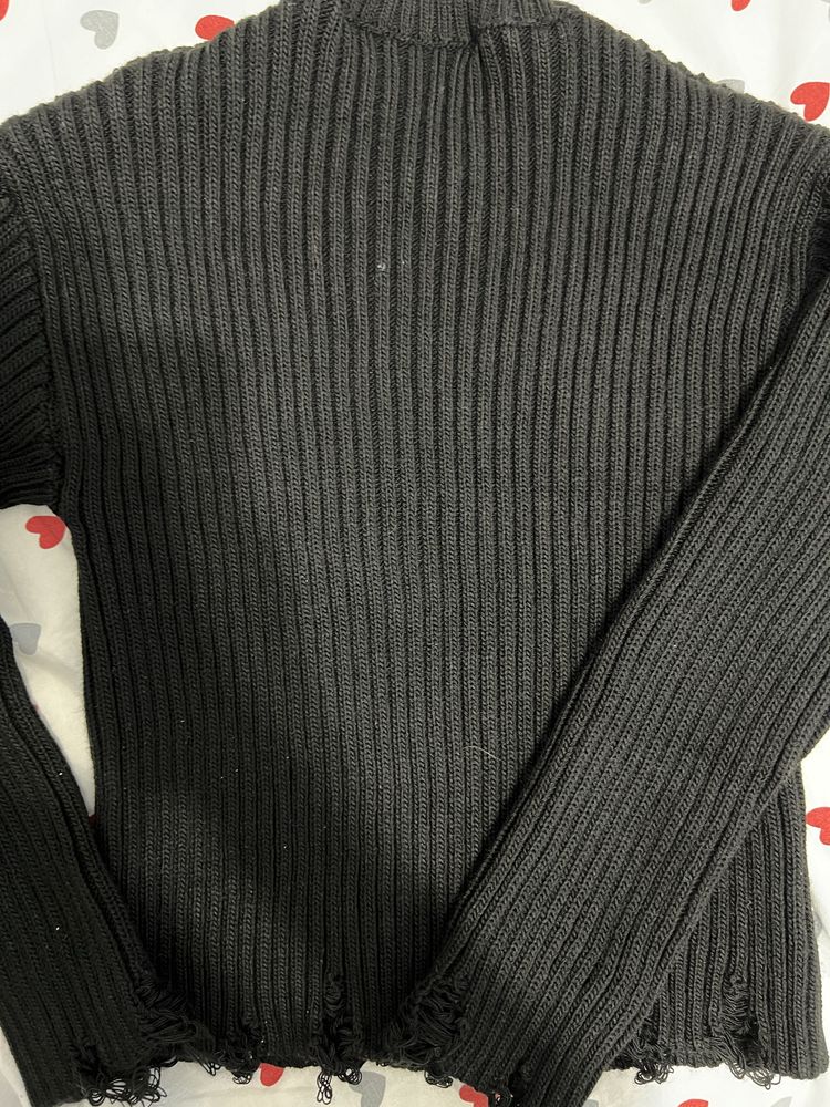 Жіночий чорний рваний светр