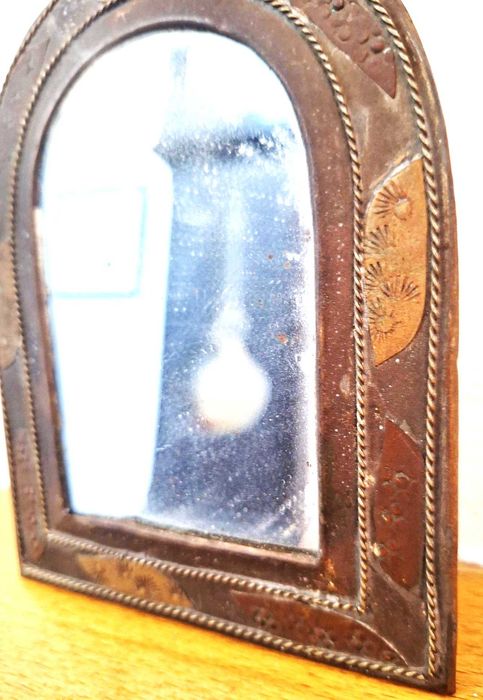 Espelho decorativo antigo com moldura em metal