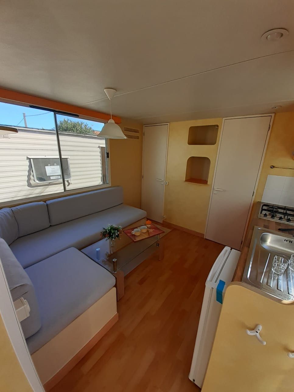 * MOBILE HOME PRÉ-FABRICADA SHELBOX DE 8X3 METROS EM GUIA.