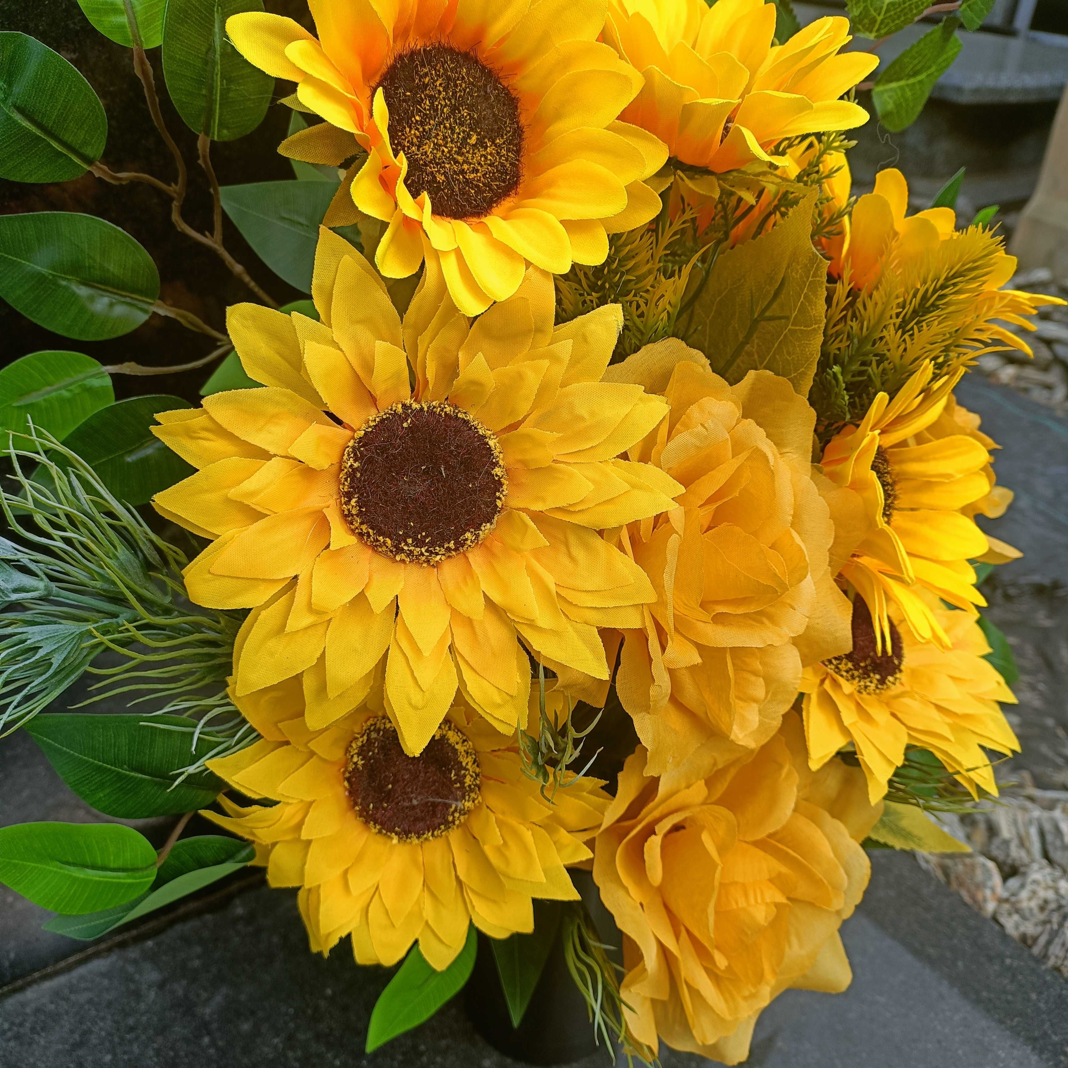 Bukiet wiązanka nagrobna żółta słoneczniki róże rękodzieło polskie